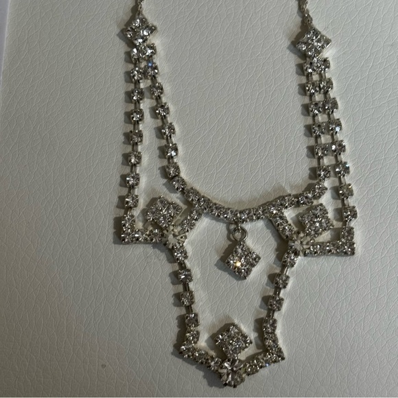 # 135 vintage antique looking crystal rhinestones silver tone necklace - Picture 5 of 8